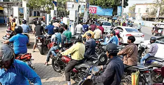 জ্বালানি সংকটের শঙ্কায় পাম্প স্টেশনগুলোতে উপচেপড়া ভিড়